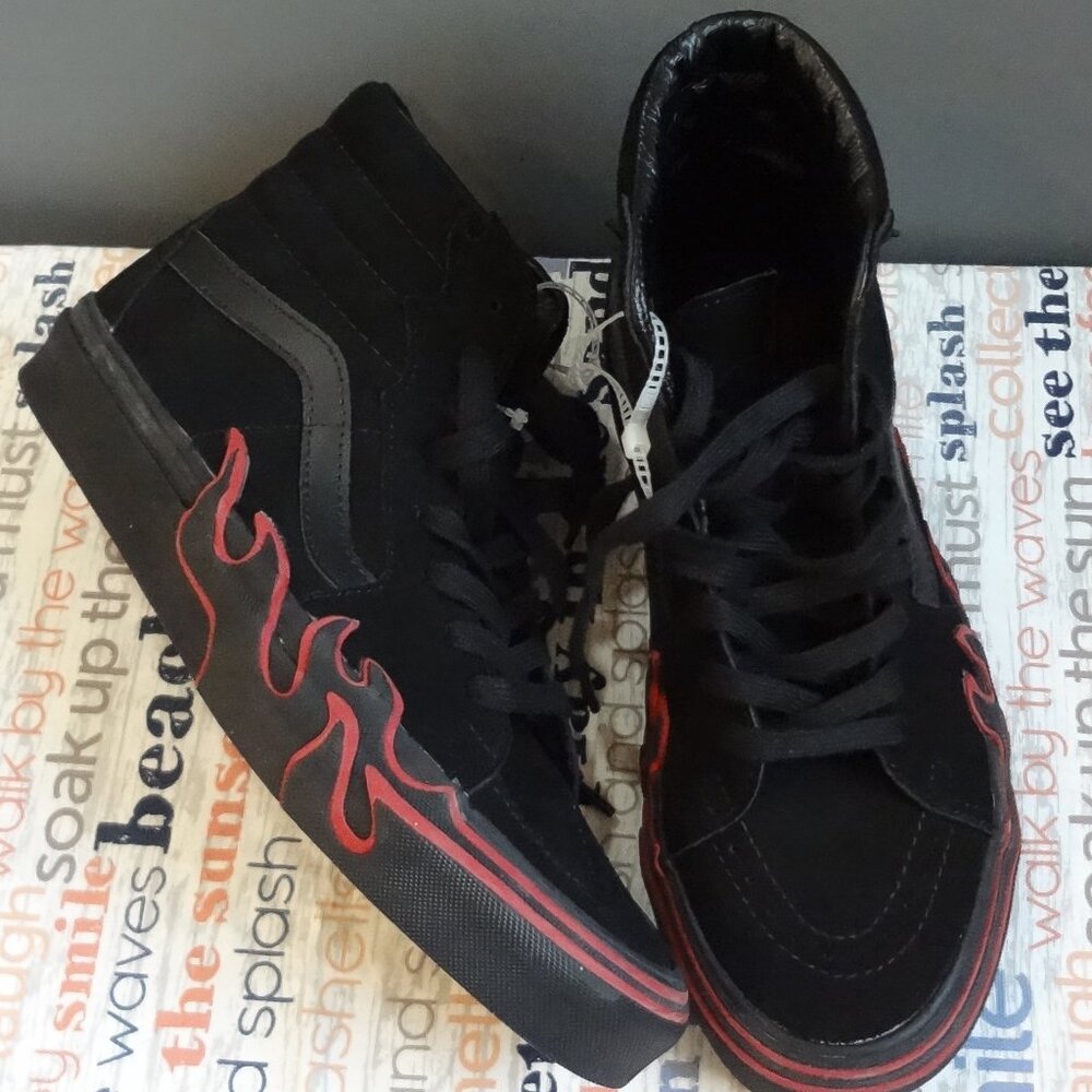 NWT. SIZE 8. VANS men's Off the Wall high top suede sneakers.